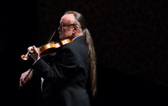 muzyk grający na skrzypcach