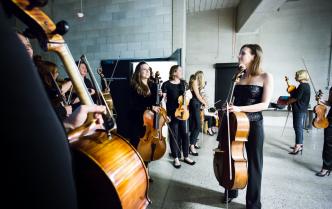 muzycy Toruńskiej Orkiestry Symfonicznej na zasceniu