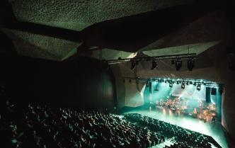scena i publiczność Sali Koncertowej oświetlona kolorowymi światłami 