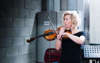 kobieta strojąca altówkę przed wejściem na scenę