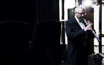 muzyk grający na oboju na zasceniu