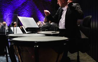 muzyk grający na kotłach