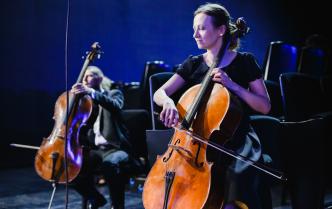 wiolonczeliści na zasceniu