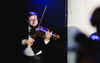 altowiolista na zasceniu