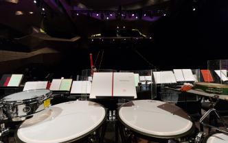 widok na pustą publiczność Sali Koncertowej z perspektywy perkusisty 