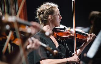 skrzypaczka na scenie Sali Koncertowej podczas koncertu