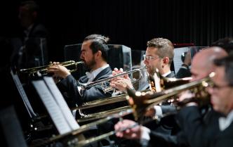 muzycy grający na instrumentach dętych blaszanych