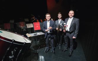 muzycy perkusiści przy kotłach