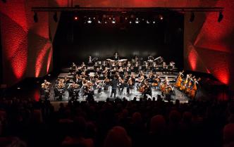 orkiestra na scenie Sali Koncertowej