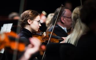 kobieta grająca na skrzypcach na scenie Sali Koncertowej