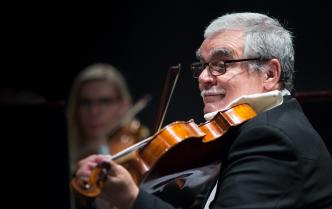 muzyk grający na altówce na scenie Sali Koncertowej