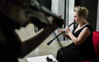 kobieta grająca na oboju na zasceniu