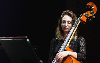 kobieta grająca na kontrabasie