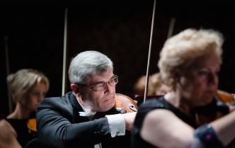 muzyk grający na skrzypcach na scenie Sali Koncertowej