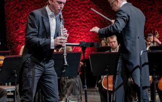 muzyk grający na klarnecie jako solista na scenie Sali Koncertowej