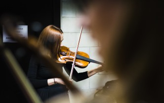 kobieta grająca na skrzypcach