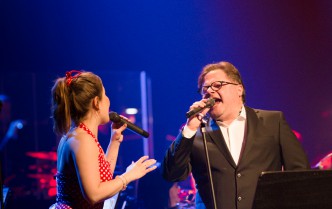kobietaa i mężczyzna śpiewający do mikrofonu