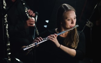 kobieta grająca na flecie