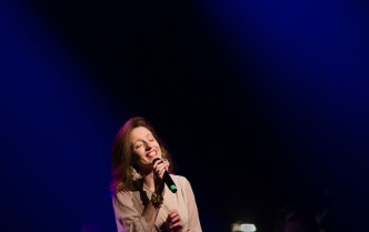 kobieta śpiewająca do mikrofonu