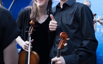 kobieta i mężczyzna trzymający instrumenty smyczkowe