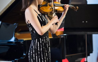 kobieta grająca na skrzypcach