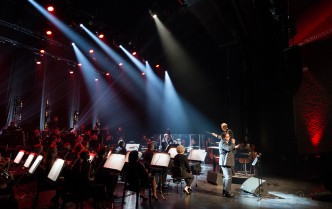 widok z lewej strony sceny na orkiestrę