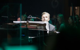 widoczna głowa mężczyzny grającego na fortepianie