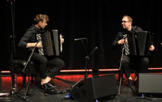 dwóch mężczyzn grających na akordeonach