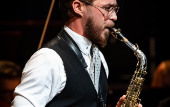 mężczyzna grający na saksofonie