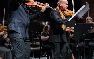 dwóch mężczyzn grających na skrzypcach