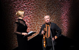 kobieta i mężczyzna mówiący do mikrofonu