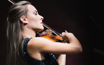 portret kobiety grającej na skrzypcach