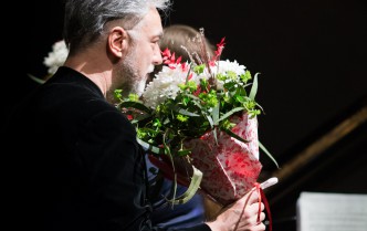 mężczyzna trzymający kwiaty