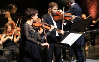 kobieta i mężczyzna grający na skrzypcach