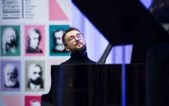 mężczyzna grający na fortepianie