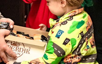 dziecko trzymające pudełko z piernikami