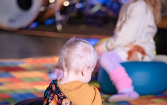 dziecko siedzące na dywanie