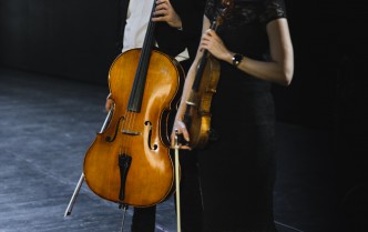 stojący kobieta ze skrzypcami i mężczyzna z wiolonczelą