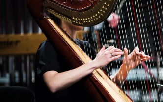 kobieta grająca na harfie