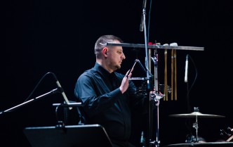 mężczyzna grający na instrumentach perkusyjnych