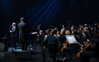 orkiestra symfoniczna na scenie