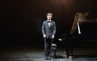 mężczyzna stojący obok fortepianu