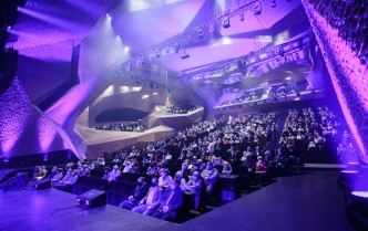 publiczność na widowni w barwach fioletu na sali koncertowej CKK Jordanki
