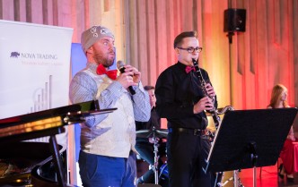 mężczyzna mówiący do mikrofonu i mężczyzna grający na klarnecie
