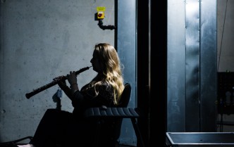 siedząca kobieta gra na oboju