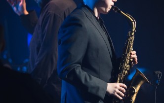 mężczyzna grający na saksofonie