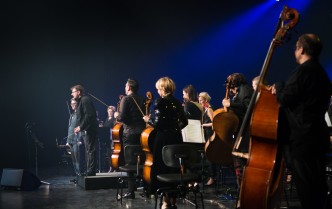 orkiestra na scenie, widok od strony kontrabasów