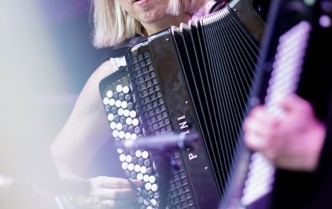 kobieta grająca na akordeonie