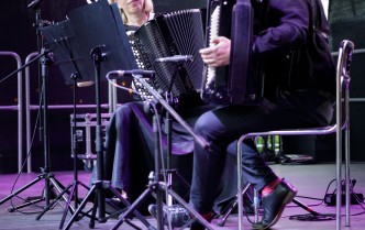 kobieta i mężczyzna grający na akordeonach