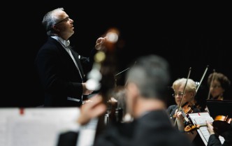 mężczyzna dyryguje orkiestrą 